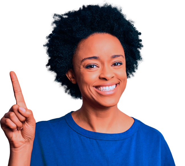 Mulher negra, sorrindo e apontando o dedo.